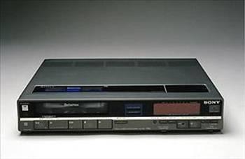Betamax Pazarlamann arpklnn boyutlarn gstermesi asndan Betamax kt bir rn deildi. Video savalarnda karsnda VHS?yi bulan Sony, Betamax? tamamen hazr olmadan piyasaya srerek yarta ne gemeyi denedi. Ancak Betamax bir saat video kaydederken, VHS iki saat video kaydedebiliyordu. Bu kk avantaj VHS?nin piyasada gl bir yer elde edip, orada kalmas iin yeterli oldu. Betamax ise sadece bir dipnot haline geldi.