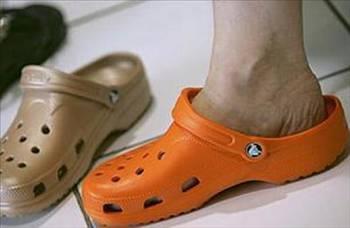 <p><b>Crocs</b></p>   ok popler olmalar irkin olduklar gereini deitirmiyor. 2002 ylnda piyasaya srlen bu ayakkablar ilk olarak lastik sabolar olarak hayatmza girdi ancak sonrasnda topuklu modelleri bile kt. irket ayrca 26 Nisan?da babet reteceini de duyurdu. irket CEO?su ?Eer bunlar biraz daha haval yapabilirsek, daha geni bir kitleye seslenebiliriz? dedi. Bu da herhalde amar ykarken giyilecek kadar haval olmalar anlamna geliyor.