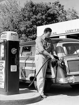 <p><b>Kurunlu benzin</b></p>  Yaklak 60 yldan bu yana, benzin irketleri zengin olabilmek iin kurunun ierdii tehlikeyi grmezlikten geldi. Her ne kadar oktan seviyesini artrsa da, kullanld ilk gnden beri kurunlu benzin gvenlik tartmalarna neden oldu. 10 Kasm 1924 tarihinde, TIME?n yaymlad bir rapor Standart Oil irketindeki 35 alannn ?meslek hastalna? yakalandn belirtti. Belirtiler uykusuzluk ve dk tansiyon gibi kurun zehirlenmesini gsteriyordu. evre Koruma Ajans, kurunlu benzin hakknda yapt aratrmay 1986 ylnda tamamlad ve hzl sat-hzl ticaret dnemine son verdi.