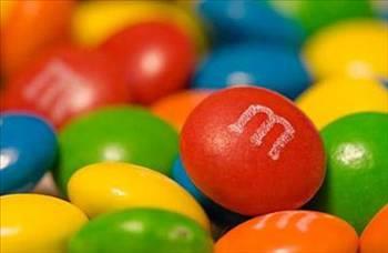 Krmz boya No.2 1970?lerde her yerde bulunabilen gda boyalarndan biri olan Krmz Boya No.2, Sovyet bilim insanlarnn bu maddeyle kanser arasnda bir balant bulduklarn duyurmasyla bir anda piyasadan ekildi Panik abartlm myd? Muhtemelen. Hi kimse krmz boyadan dolay hastalanmad. Ancak bu korku yznden 10 yl boyunca paketlerden krmz M&M kmad.