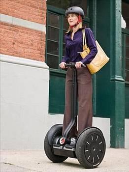 Segway Yaratcs Dean Kamen?n hakkn teslim etmek lazm: Heyecan yaratmay ok iyi biliyor. 2001 ylnda piyasaya kana kadar dnyay deitireceine inanlan bir sr olan Segway ulatrma dnyasnda beklenen devrimi balatmay maalesef baaramad. Teknolojisi bir hayli haval olsa da Segway?in satlar Kamen?n beklentilerinin ok altnda kald. Alveri merkezlerindeki polisler ve tembel turistler hala Segway?i kullanyor ancak bu ara en byk sksesini Arrested Development dizisindeki Gob Bluth?n ara tercihi olmasyla yapt.
