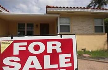 <p><b>Dk gelir grubuna yksek faizli mortgage</b></p>  ABD ekonomisini bir resesyona srkleyen bu yatrm arac, kredi notlar ok da salam olmayan mterilere verilen riskli konut kredileri. 2004 ylnda faiz oranlar dibe vurduu zaman bankalar kredi almas doru olmayan kiilere kredi vermeye baladlar. Daha da kts bu kredilerin birounun faizleri birka yl iinde ykselecek gibi tasarlanmt. Sonu? Bir kapanma dalgas ve bilanolarnda bir yn kt varlk olan bankalar yani ksacas mali felaket.