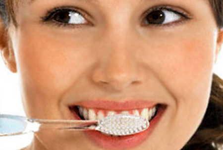 <p><b>Hamilelikte Dilerden Kalsiyum znmesi Olmaz</b></p>  Anne aday eer kalsiyum ihtiyacn gdalardan karlayamazsa, bebein geliimi iin gerekli olan kalsiyumu annenin kemiklerinden karlanyor. Ancak anne aday, hamilelik dneminde, iyi beslenir yeterli az di bakn yaparsa bu dnem, normal dnemden farkl bir di sorunu ile karlamaz.