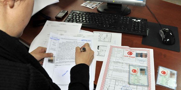 <p><b>Aile Konutu erhi Ne Kadar Sreyle Geerli Olur?</b></p>  Aile konutu erhi taraflar arasnda evlilik birlii devam ettii srece geerliliini koruyacaktr. Evlilik birlii sona ererse ve taraflar evlilik devam ederken birlikte erhin kaldrlmasn isterlerse bu erh tapudan kaldrlabilir.