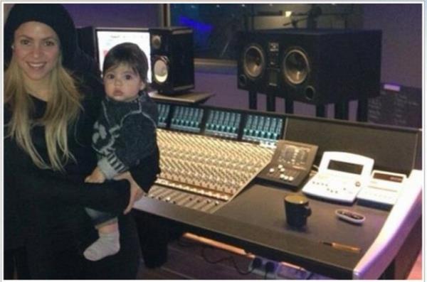 Oluna ok dkn olan Shakira, Milan' yanndan hi ayrmyor.