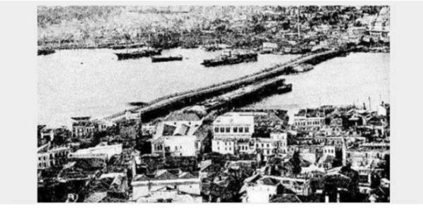 Nihayet, elmasl kemerler, srmal Kbe rtleri, krmz atlaslarla tezyin edilen tabut, parmaklar zerinde dar karld ve dairenin hemen nnde bulunan 'kaide' zerine konuldu...