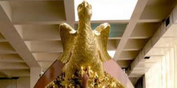 Fakat bir ey dikkatini ekti. Abdlhamidin srt fevkalde terliyordu. Mfika Hanm endie ierisinde, 'Aman efendiciim ok terliyorsunuz.' deyince Abdlhamidin dudaklarndan, 'Kadn, bu ecel teridir' szleri dkld...