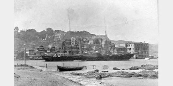 Yldz Caminin vaizi etrafna bakp, 'Merhumu nasl bilirdiniz?' diye sorunca, avludaki servilerin arasna dalm kalabalktan hazin bir ses tonuyla 'yi biliriz...' cevab ykseldi. Fatiha okunmasyla bu merasim de son buldu ve tabut bir defa daha omuzlara alnd...