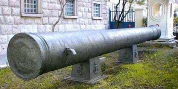 Daha sonra Abdlhamid oturduu yerde sabah namazn ed etti ve stn istedi...