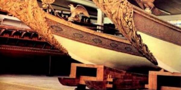 Hayatnn son yirmi ylnda dima yannda bulunan Mfika Hanm, banyodan sonra amarlarn giydirdi yal narn...