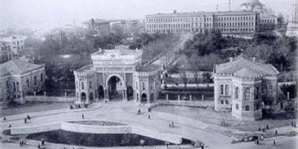 Gzleri dolmu bir hlde ah ekerek, 'Btn hizmetime bir kara araf ektiler. Benim kimseden talep edecek hakkm yok.' diye ilve etti...