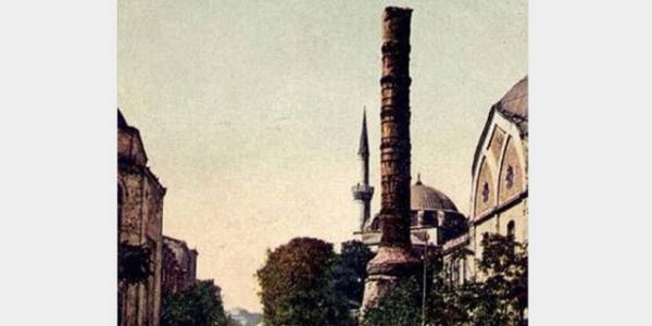 Tahtan indiriliinin zerinden geen zamana ramen halk, Abdlhamidi unutmam, hak ettii vefay esirgememi; Divanyolu Caddesine kan sokaklar dua eden ve hsn- ehdette bulunan insanlarla dolmutu...(Star)