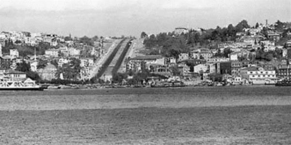 Abdlhamid, Selanik srgnnden bu yana yannda bulunan muhafz kumandannn yzne hayretle bakt, bir cevap vermedi...