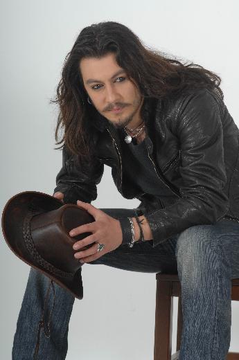 <p><b>BARI AKARSU</b></p>    Rock mzik arks Bar Akarsu, Bodrum'da geirdii trafik kazas nedeniyle 28 yanda yaama veda etti.