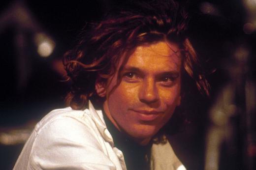 <p><b>MICHAEL HUTCHENCE</b></p>    Michael Hutchence, bir kuan hafzasnda yer eden Inxs adl mzik grubunun solisti ve en parlak yesiydi.    <p>1997 ylnda bir otel odasnda l bulunduunda ise sadece 37 yandayd.</p>