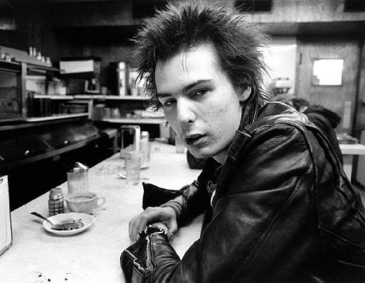 <p><b>SID VICIOUS</b></p>    Punk kltrnn nde gelen ikonlarndan Sex Pistols grubunun bas gitaristi Sid Vicious, son nefesini bir otel odasnda verdi.    <p>Vicious, ar dozda uyuturucudan ldnde henz 21 yandayd.</p>