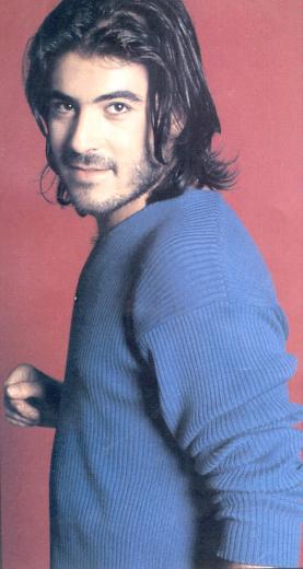 <p><b>KERM TEKN</b></p>    Trk pop mziinin gen arkclarndan Kerim Tekin, 23 yanda geirdii trafik kazasnda hayatn kaybetti.