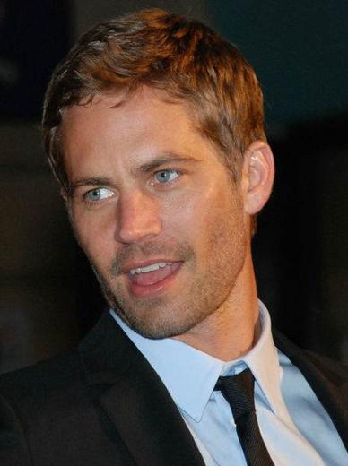 <p><b>PAUL WALKER</b></p>    Hzl ve fkeli filmleriyle dnya apnda ne kavuan Amerikal aktr Paul Walker, Los Angeles'ta geirdii trafik kazasnda yaamn yitirdi.    <p>Arkadann kulland araba aaca arparak alev topuna dnd ve havaya utu. Kazada yaamn yitiren nl aktr 40 yandayd.</p>