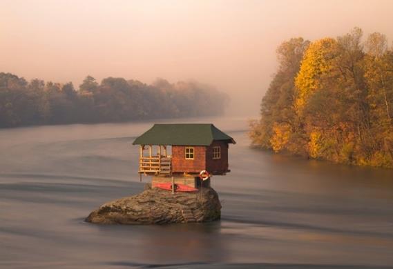 <b>Srbistan,</b> Bajina Basta ehrindeki Drina Nehri'nin tam ortasnda yer alan bir ev.