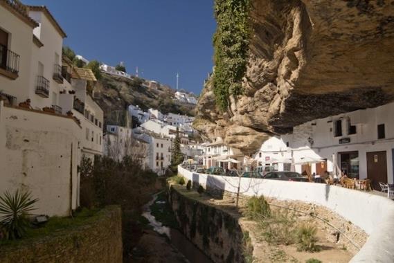 Kayalar arasna ina edilen ehir: Setenil de Las Bodegas - Cadiz - <b>spanya.</b>