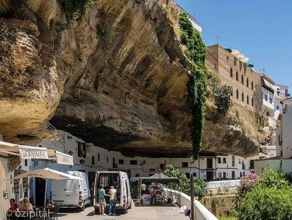Kayalar arasna ina edilen ehir: Setenil de Las Bodegas - Cadiz - <b>spanya.</b>