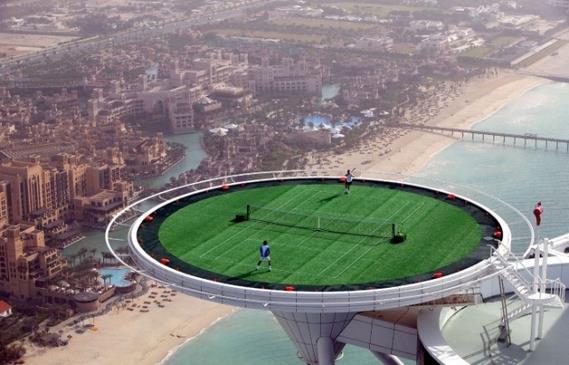 <b>Dnyann en yksek tenis kortu:</b> Andre Agassi ve Roger Federer, Burj Al Arab helikopter pistinde tenis oynuyor!