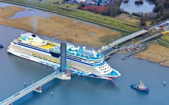 <b>Leer/Almanya:</b>  <p> Meyer-Werft tersanesinde ina edilen gemiler, Papenburg'den geerek Ems nehrini takip eder ve Kuzey Denizi'ne ularlar. Yapm biten her yeni yolcu gemisinin transfer ilemi gsterili bir lene dnr ve binlerce insan bu olay karmamak iin geceyi uykusuz geirir.</p>