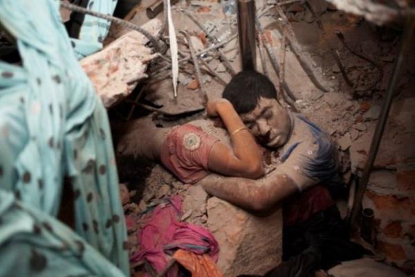 Benglade, 24 Nisan 2013 - Fotoraf: Taslima Akhter 24 Nisan hala anlarmda taptaze. Sabah 9'da Rana Plaza'nn kt haberini aldm ve direkt olarak oraya gittim. lk bata ne olduunu anlamasam da vakit getike olayn vehametini algladm. Gnm insanlara yardm etmek ve bol bol fotoraf ekerek geti, gece yars hala enkaz altnda insanlar vard, ve akrabalar yal gzlerle haber bekliyordu. Sabaha kar saat 2 gibi, gk altnda kalan onlarca cesedin arasnda bu ifte rastladm. Vcutlarnn alt ksmlar betonun altnda kalm, erkein gznden ayn gz ya gibi kan akmt. Bu kareyi grdmden beri, o ift aklmda. Acaba en son ne dnyorlard? Akllarnda aileleri mi vard yoksa kendilerini mi kurtarmaya alyorlard, srekli kendime soruyorum. Kendime bu insanlarn hayalleri hi mi nemli deil diye sorup duruyorum. Dnyadaki en ucuz i gc onlar diye bu kadar m deersizler? Tm dnyadan enkaz altnda kalan iilere yas tutan onlarca mektup aldm. Bu mektuplar beni ok etkiledi ve fotoraf olarak sorumluluklarm sorgulamama sebep oldu.. Fotorafm, protestomdur.