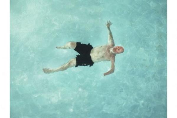 Texas, Amerika, 12 Haziran 2013 - Fotoraf: Peter van Agtmael Bobby Henline'n bu fotorafn Motel 6 isimli bir otelde ektim. Ayn gn Bobby'nin bu hale gelmesinden sorumlu, Irak'ta gerekleen patlamann kurban 19 yandaki bir gencin babas ile rportaj yapmtm. Havuz hafife klandrlmt, Bobby suya girdi ve srt st kendini brakt. Odamn balkonundaydm ve fotoraf makinemi karp fotoraflar ekmeye baladm. Benim gibi merakl birka gz daha odalarnn balkonlarndan Bobby'yi izliyordu ama o hi oral olmad.