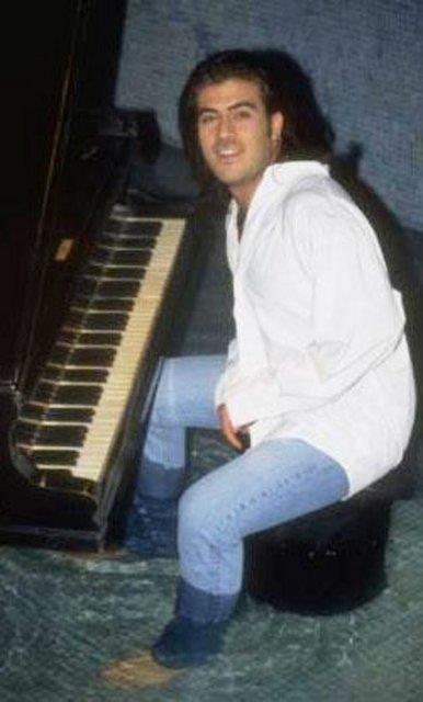 Hayk�rsam D�nyaya adl� ikinci alb�m�n� 1997 y�l�nda ��karan Tekin, "Kar Beyaz" �ark�s�yla yine m�zik listelerinin bir numaras�na yerle�ti