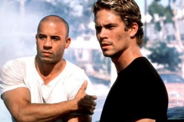 Beyazperdenin ba�ar�l� yap�mlar�ndan H�zl� ve �fkeli (The Fast and the Furious) filminin oyuncusu ABD'li akt�r Paul Walker (40), Los Angeles'ta meydana gelen trafik kazas�nda ya�am�n� yitirdi.
