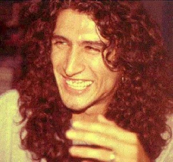 1998 y�l�n�n ba��nda ge�irdi�i bir trafik kazas� sonucu ya�am�n� yitirdi.