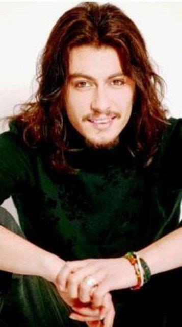 29 Haziran 2004'te Bodrum yak�nlar�ndaki Torba kav�a��nda trafik kazas� ge�irdi. Yan�nda bulunan iki ki�i olay yerinde �ld�. Bar�� kald�r�ld��� hastanede 4 Temmuz'da hayat�n� kaybetti