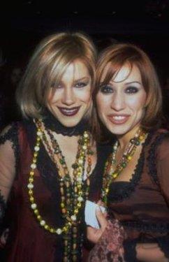 Mine �a�layan ile bir ikili olu�turan Ajlan daha sonra solo alb�m ��karm��t�.