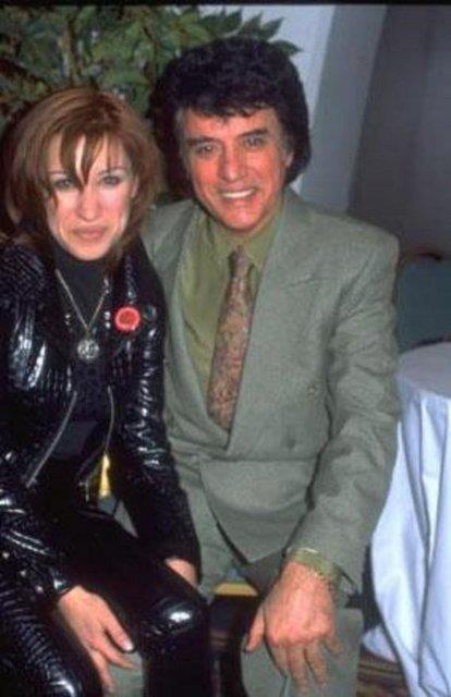 T�rk pop m�zi�inin efsanelerinden Erol B�y�kbur�'un k�z� olan Ajlan da baba mesle�ini se�ip m�zik d�nyas�nda y�kselmeye ba�lam��t�.