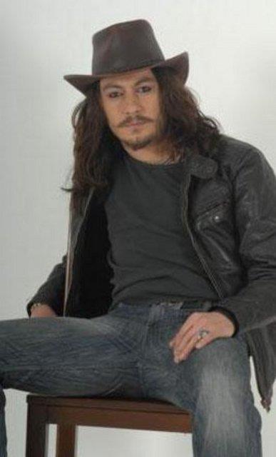 �nl� sanat��y� Akademi T�rkiye yar��mas� ile tan�d�k.