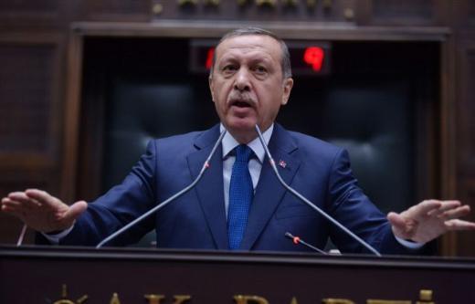 Yeni kardmz bir kanuna da halkmzn dikkatlerini ekmek istiyorum. Evet, 28 Kasm Perembe gn Tketici Kanunu Resmi Gazete'de yaynlanarak yrrle girdi. Bu kanunla, vatandamzn haklarn daha geni koruma altna alyor, hak arama yollarn da geniletiyoruz.