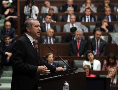 <p><b>LK ENGELL KANUNUNU BZ IKARDIK</b></p>    "Yaradlan severim, yaradandan tr" Bir baka dnde Yunus unu sylyor: "Cmle yaradlma bir gz ile bakmayan, halka mderris olsa hakikatte asidir" te bu anlay bizim insan nazarmz insana bak erevemizi izen anlaytr. Her alanda ihmalleri ortadan kaldrrken, normalletirirken, engelli kardelerimiz iinde daha yaanabilir ehirler sokaklar ina etmenin mcadelesi iinde olduk.