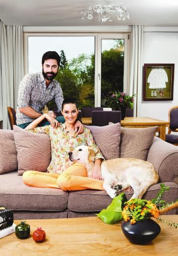 Sedef Avc-Kvan Kasabal ifti, Golden Retriever cinsi sevimli kpekleri Oscar ile be ay nce tanm Kandilli'deki bu eve... "Buradan aile dostumuz Mete abi sayesinde haberdar olmutuk. Bizim iin uygun olduunu dnp, gelip grmemizi istemiti hemen" diye anlatmaya balyor Avc salonundaki ylba aacnn n yakarken... amn yanndaki cam vitrinde yllardr biriktirdii kar kreleri gze arpyor. Bu merak Richard Gere ile Diane Lane'in "Sadakatsiz" filmini izledii zaman balam. ?"Orada pek dekoratif amaca hizmet etmemiti dorusu" diye anlatmaya devam ediyor gzel oyuncu tm sempatiklii ile...