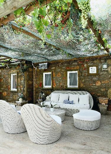 <p><b>HER MOBLYANIN BR ANISI VAR</b></p>    Evin kullanm alan 300 m2, toplam 10.000 m2'lik bir arazi iinde yer alyor. Giri, verandadan ve yan baheden... Salon ve mutfak ak olarak, i ie planlanm. Giri katnda ayrca misafir odas, hizmetli odas, banyo ve ardiye, Mehmet Birgen'in alma odas, Dilek Birgen'in spor odas ve arka bahedeki misafir odalar bulunmakta.