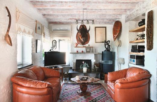 Her eyle ben ilgilendim ve ilgilenmeye de devam ediyorum. u an 8 yandaki olum Alp, 10 aylk kzm Maya ve eim Dilek'le alt ay burada, kalan alt ay ise biraz stanbul, biraz da Los Angeles'ta yayoruz. Daha nce Bitez'de yaadm yllarca, sonra meler'e tandm. Ama buras farkl. Kar tepedeki araziyi de ablama aldk. Bodrum merkeze uzak olsak dahi burada yaam ok keyifli. Yolun uzunluuna da altk artk."