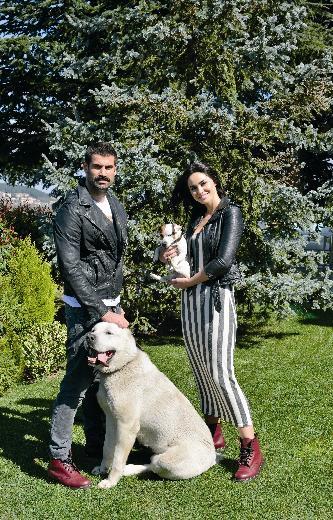 nl kaleci ve ei Zeynep Demirel'in evlerine vardmzda ekibimizi kapda fanatik bir taraftar karlad! Jack Russel cinsi Keeper bizlere nce oyuncan getirdi; sonra ubuklu formasyla poz verdi.