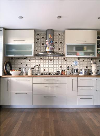 "<p><b>- Evde misafir arlarken nelere dikkat edersiniz?</b></p>  - Misafirlerimin evimde huzurlu, scak ve rahat hissetmesini isterim ki evimin yle olduunu sylyorlar.    <p><b>- Oyunculuk nasl gidiyor?</b></p>  -"Seksenler" dizisinde rol alyorum. Dizimiz  sezondur gn birincisi olarak TRT1'de gayet baarl bir grafik iziyor. Ekibimiz muhteem. Keyfim yerinde. Onun dnda zel gecelerde sunuculuk yapyorum. Aromaterapiyle ilgili AVM'lerde syleiler dzenliyor ve eitimler veriyorum.