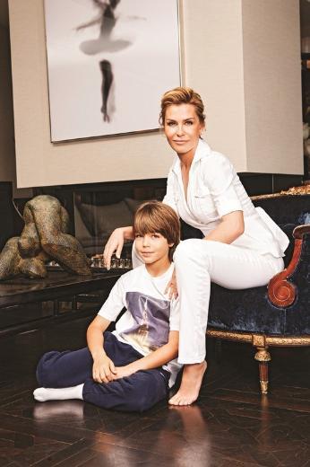 Kz kardei idem Seyrek ve olu Kerim, en sk seyahat arkadalar onun. "Aile balarna ok nem veririm. Ailemle, zellikle de kz kardeimle grmediim tek gnm olmaz" diyor gzleri parlayarak. Evden misafir hi eksik olmuyor. Kn arkadalaryla genelde k bahesinde oturmay tercih ediyormu. "Oray herkes scak buluyor ve seviyor" diye belirtiyor Dingr.