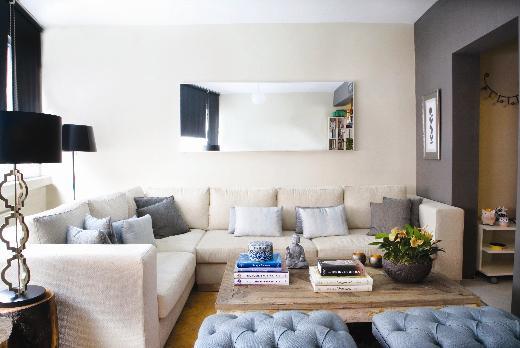 <p><b>DAINIKLIA TAHAMMLM YOK</b></p>    Bej ve gri ile renklendirilen salonda mobilya ve aksesuarlarn ou Mudo Concept ve Four & More'dan seilmi. Ahabn eve scaklk katan bir malzeme olduunu belirtiyor. Salonda kitaplarnn durduu ahap sehpay ve lambasnn yer ald kt bu yzden zellikle tercih etmi. Moru sevdiinden annesi salonu iin bu renk bir hal hediye etmi. "Mor renk, para ve bereket de getiriyormu bir eve" diye belirtiyor hemen. Salonundaki L keten kanepeyi, beyaz ahap bar ve yatak odasndaki beyaz lake makyaj masasn kendi izip marangoza uygulatm. "Bu konuda babama ekmiim. O da evindeki her eyi kendi izer ve yaptrr" diyor glerek. Baak burcunun karakteristik titizlikleri onda da yok deil tabii. "Her ey yerli yerinde dursun isterim. Dankla tahammlm yok" diyor.