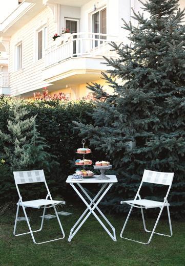 <p><b>- Sizin iin en unutulmaz oyunculuk deneyiminiz hangisiydi?</b></p>  - 19 yllk oyunculuk hayatmda "Karagz & Hacivat Neden ldrld? 'nn yeri ok farkl... Sanat ynetimi, kostm, makyaj ve sa olarak gerekten inanlmaz detayl ve profesyonel alan bir ekipti.     <p><b>- Aisha Aromaterapi devam ediyor mu?</b></p>  - Evet, 2007'de kurduum markam halen devam ediyor. Tm rnler, eczaneler kanal ve online sitemiz zerinden pazarlanyor. Aromaterapi, anne ve bebek zerine bakm rnleri ieren koleksiyonumuz, doal kozmetik arayanlar ve yalarla ifa bulmak isteyenlere hitap ediyor.