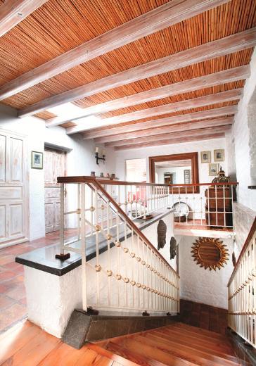 Elektrii direklerle aadaki kyden ben getirdim. Yolu bile yoktu. Ksacas evi aldmda viran haldeydi. Her eyi ykp yeniden yaptm. Tavanlar amla kapladm. Zeminler ahapt, skp travertenle kapladm. Tek kata yaylm evi iki kata kardm. Arka baheye iki ayr misafirhane kurduk. Yan baheye ta frn yaptk, imdi pergolasn bekliyoruz. Srada n baheye yaplacak bir havuz projemiz var. O da bitince ev tamamlanm olacak. En sonunda da peyzaja girmeyi dnyorum.