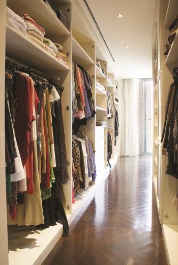 Sitede birka ev gezmi ama en ok bu evden etkilenmi: "ine girdiim anda huzur verdi. Tadilat ilerine girmemi gerektirecek bir durum olmad pek. Sinema alann spor salonu, jakuzi ve sauna olarak deitirdim. Bir de misafir banyosu ile kendi yatak odamda birka deiiklik yaptm o kadar..."