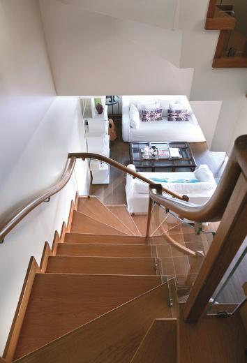 Ayrca, mstakil evlerde yaadnz teknik aksaklklar minimale indirmi bir ev. Bu da yalnz yaayan biri iin ok nemli... Bahede de ok fazla ssleme sevmiyorum. Bahemde yine provansal tarza sadk kaldm. Kendi halinde sanki topraktan km gibi duran doal grnml bir bahe dzenim var.    <p>Bahe mobilyalarnda da sade paralar setim. Yaz mevsiminin en keyifli zamanlarn bahemde ve verandada geirdim. Dzenli olarak haftada  gn spor yapyorum ve zel eitmenimle bahede alyorum. Akamlar da burada arkadalarmla sohbet edip ikilerimizi yudumlamak ok keyifli."</p>