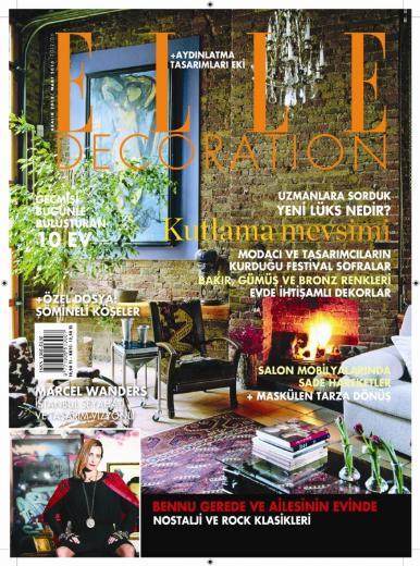 Bennu Gerede'nin aile kkleri Bosna Hersek'e uzanyor. Byk dede Hsrev Gerede, Atatrk'n yaveri. Dede, Trk sinemasnn ilk akla gelen ynetmenlerinden biri, ayn zamanda uzun yllar bakonsolosluk yapm Cemil Vafi. Ei Reiha Vafi, ilk tiyatro evirmenlerinden. Anne Canan Gerede, bir tiyatrocu ve sinemac. Baba Seluk Gerede, Birlemi Milletler'de bahekim. Doal gzellik tanmnn sahibi bir kadn, baarl bir fotoraf sanats, kendi kurallarna sahip kan bir anne ve bir asi olan Bennu Gerede, ite byle bir kronolojiyi tayor. Sadece aile aacnda deil, evinde de. Elle Decoration dergisi, Gerede'yi drt oluyla yaad Tevikiye'deki evinde ziyaret etti.